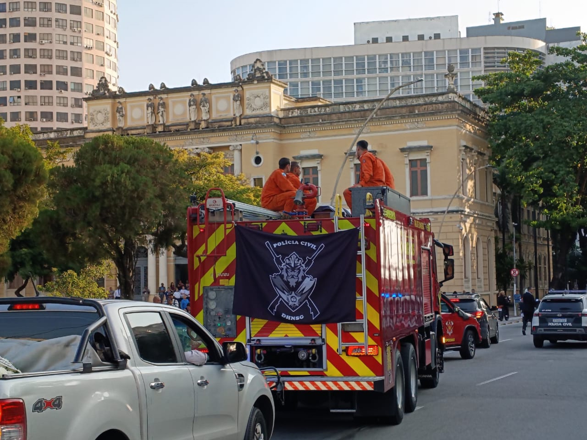 Caixão de Carlos Alberto Freire Neto saiu em cortejo no caminhão do Corpo de Bombeiros - Leonardo Brito / Agência O DIA