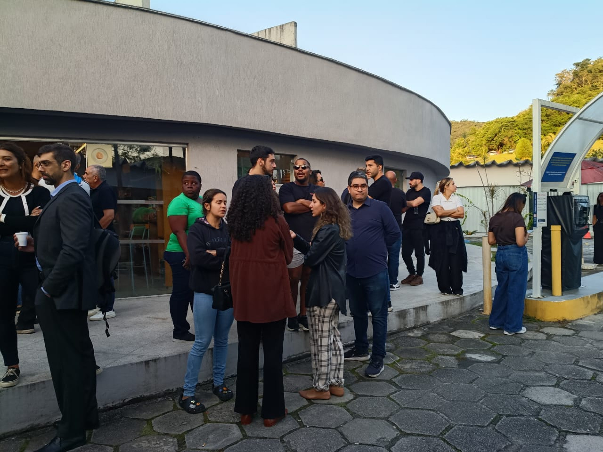Familiares, amigos e colegas de farda se despedem de Carlos Alberto Freire Neto no Cemitério Parque da Colina - Leonardo Brito/Agência O Dia