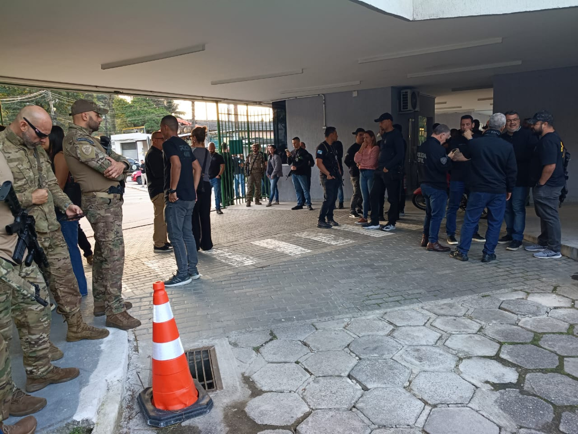 Familiares, amigos e colegas de farda se despedem de Carlos Alberto Freire Neto no Cemitério Parque da Colina - Leonardo Brito/Agência O Dia