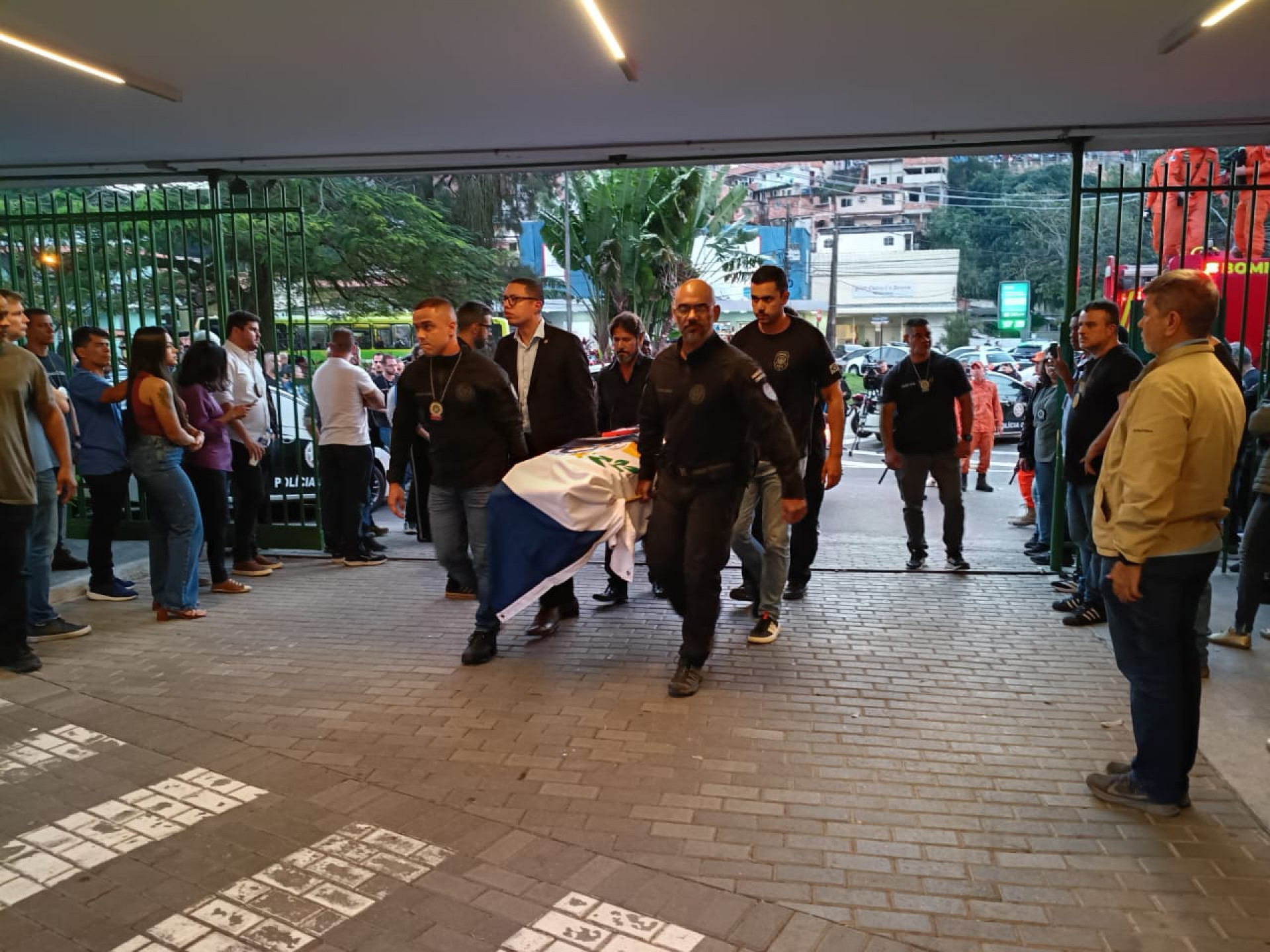 Familiares, amigos e colegas de farda se despedem de Carlos Alberto Freire Neto no Cemitério Parque da Colina - Leonardo Brito/Agência O Dia
