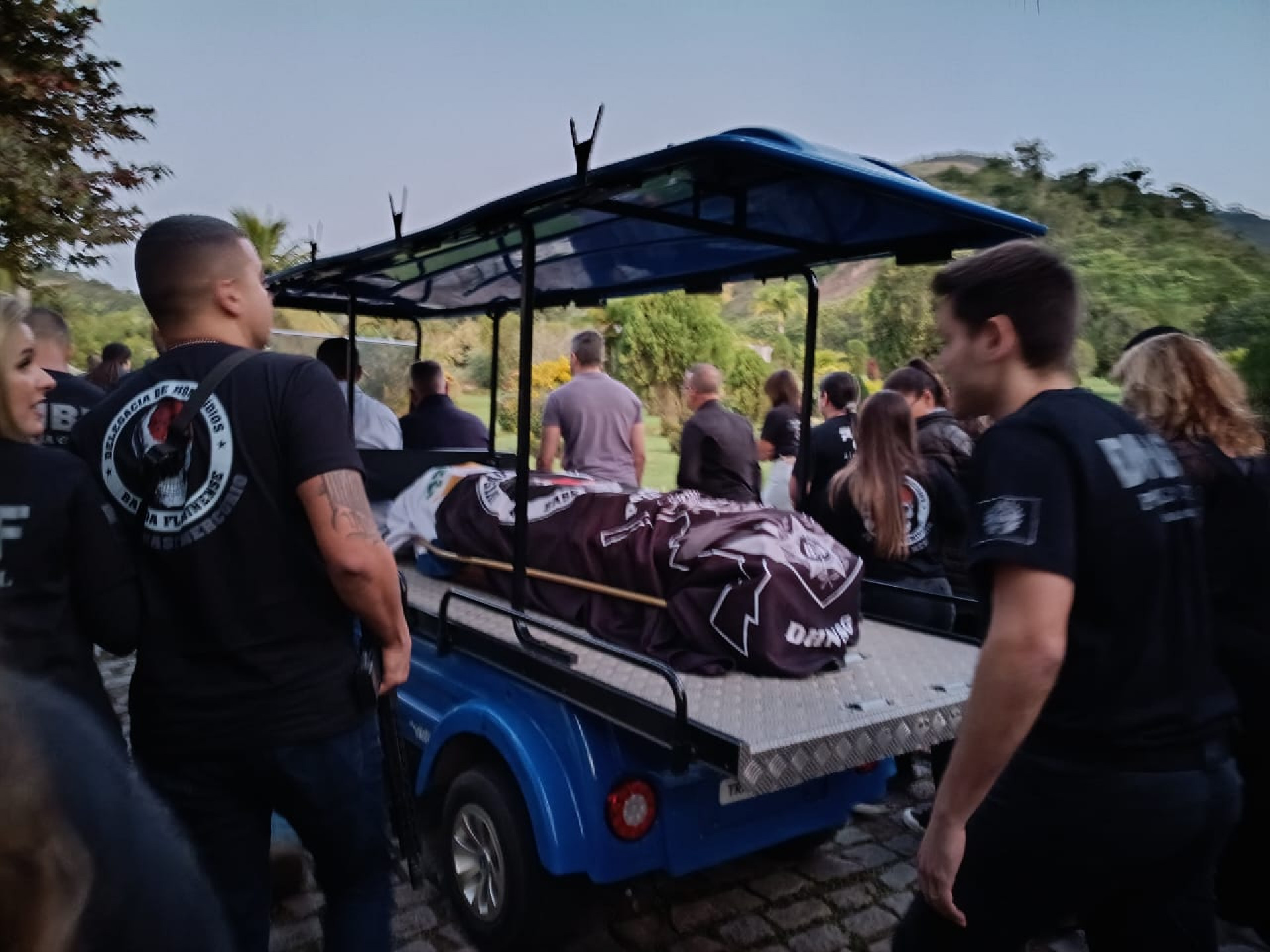 Familiares, amigos e colegas de farda se despedem de Carlos Alberto Freire Neto no Cemitério Parque da Colina - Leonardo Brito/Agência O Dia