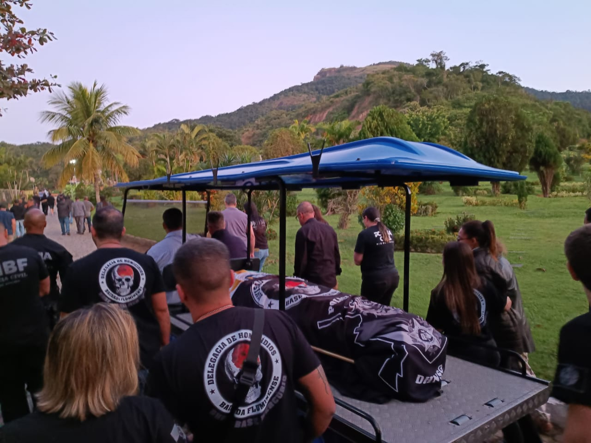 Familiares, amigos e colegas de farda se despedem de Carlos Alberto Freire Neto no Cemitério Parque da Colina - Leonardo Brito/Agência O Dia