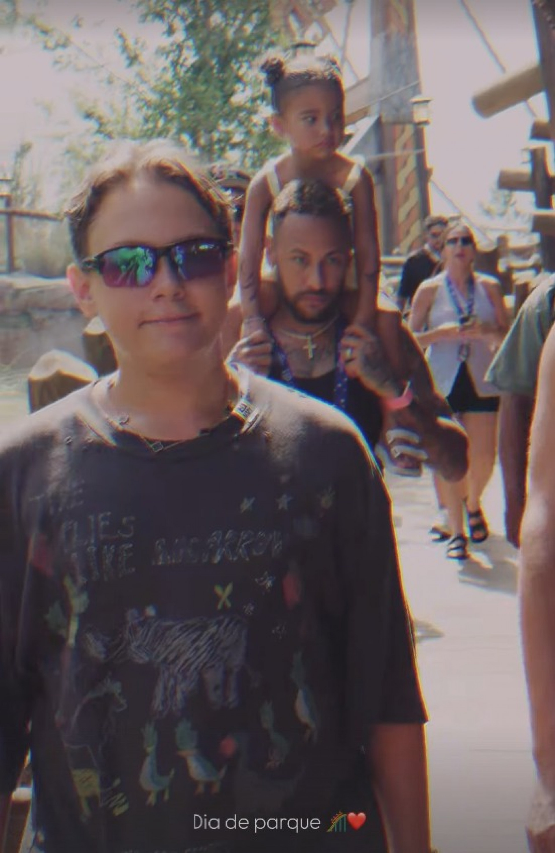 Neymar foi ao parque Epic Universe acompanhado de Bruna Biancardi, das filhas Mavie, Mel, e do filho Davi Lucca - Reprodução / Instagram