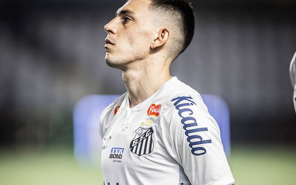 Santos encaminha renova&ccedil;&atilde;o de Escobar at&eacute; o fim de 2027