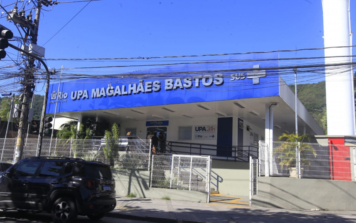 Movimentação policial na porta da UPA de Magalhães Bastos após corpos serem deixados no local - Reginaldo Pimenta/Agência O DIA