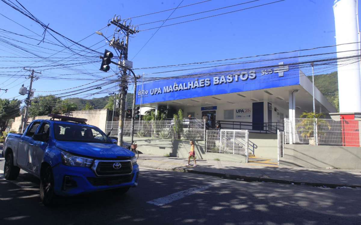 Movimentação policial na porta da UPA de Magalhães Bastos após corpos serem deixados no local - Reginaldo Pimenta/Agência O DIA