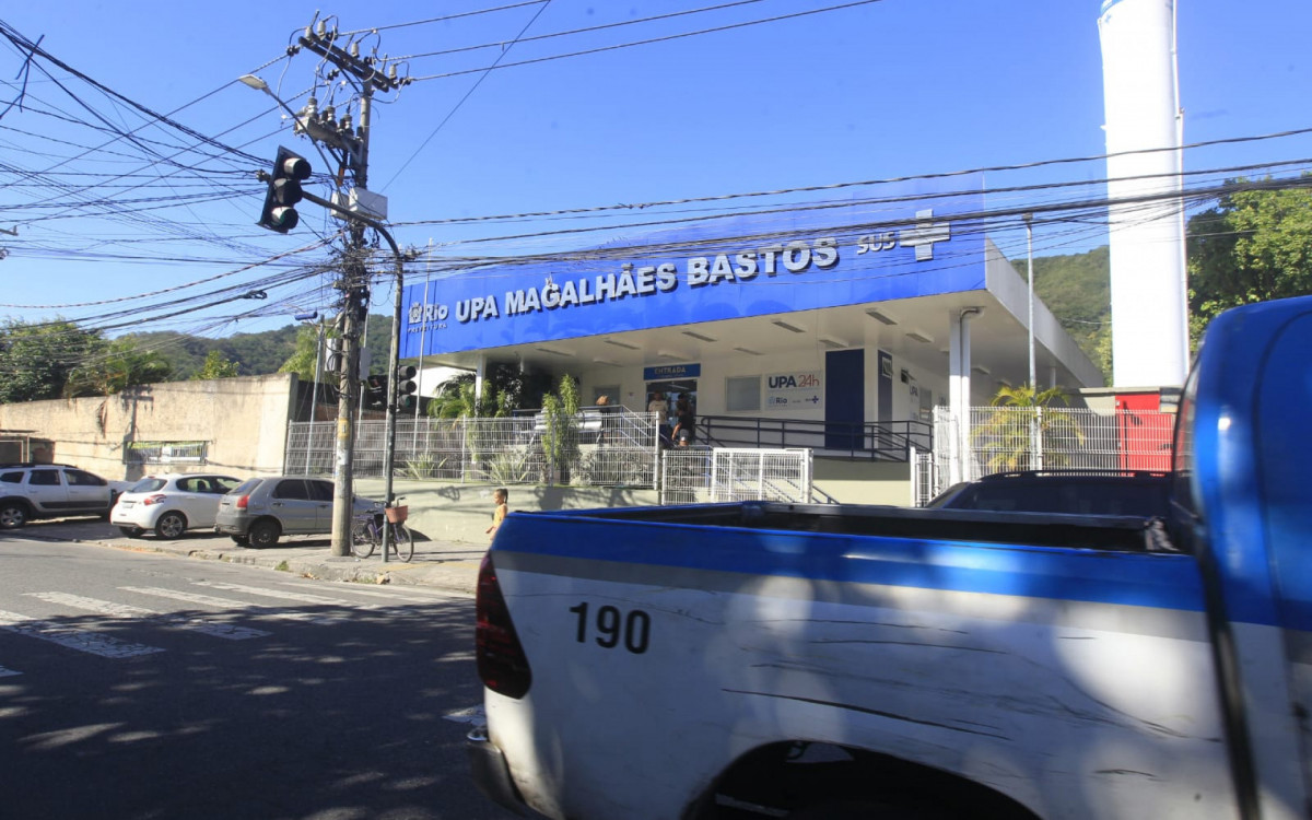 Movimentação policial na porta da UPA de Magalhães Bastos após corpos serem deixados no local - Reginaldo Pimenta/Agência O DIA