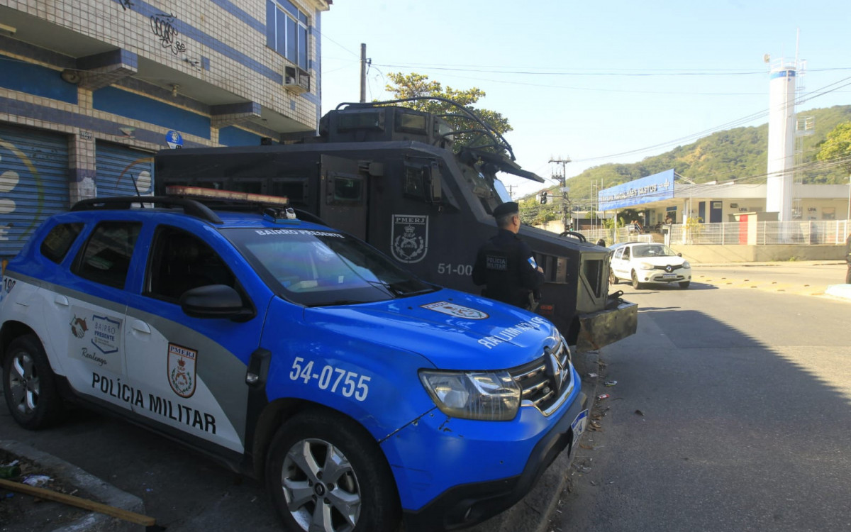Movimentação policial na porta da UPA de Magalhães Bastos após corpos serem deixados no local - Reginaldo Pimenta/Agência O DIA