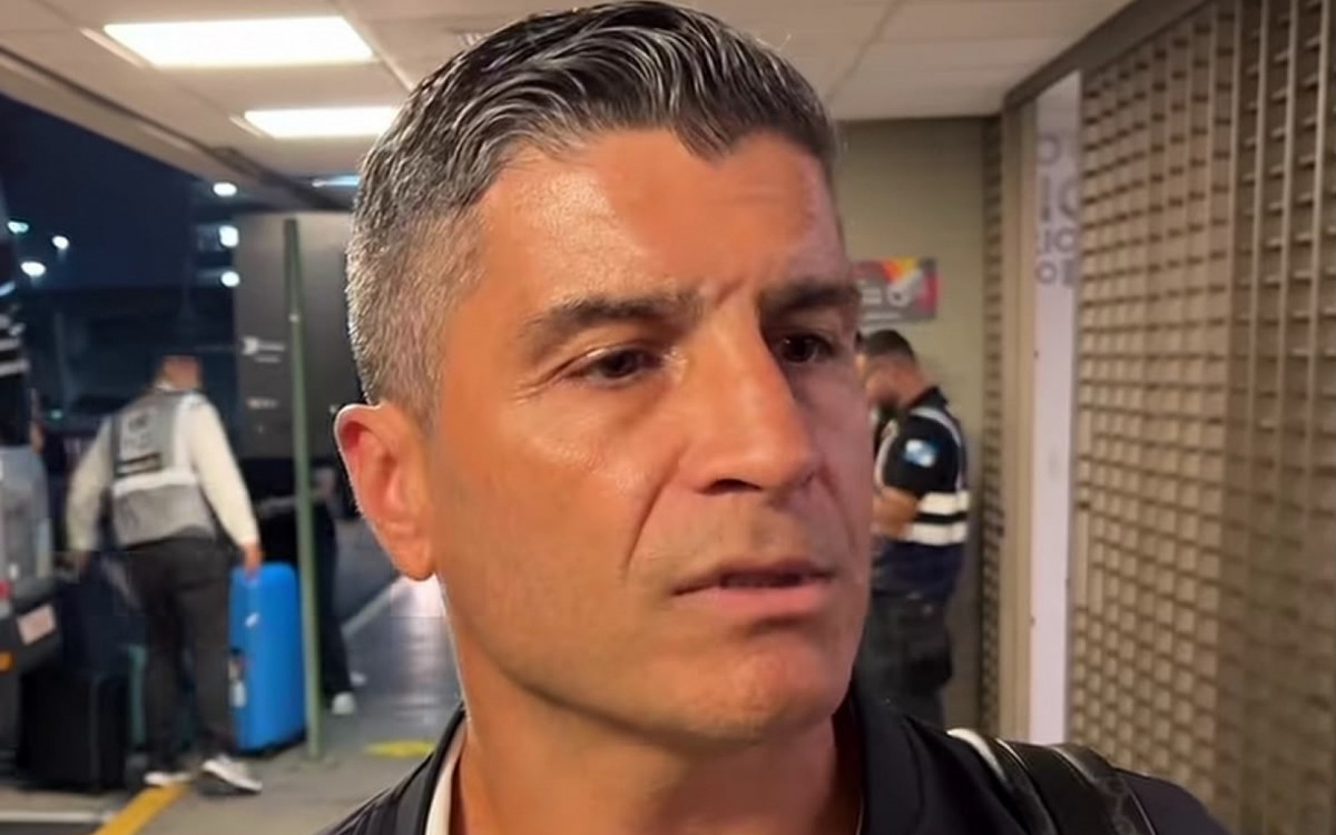 Após chegar ao Rio, Pedro Emanuel fala com a imprensa no aeroporto