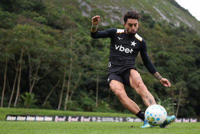 Telles celebra presença em homenagem ao lado de ídolos do Botafogo