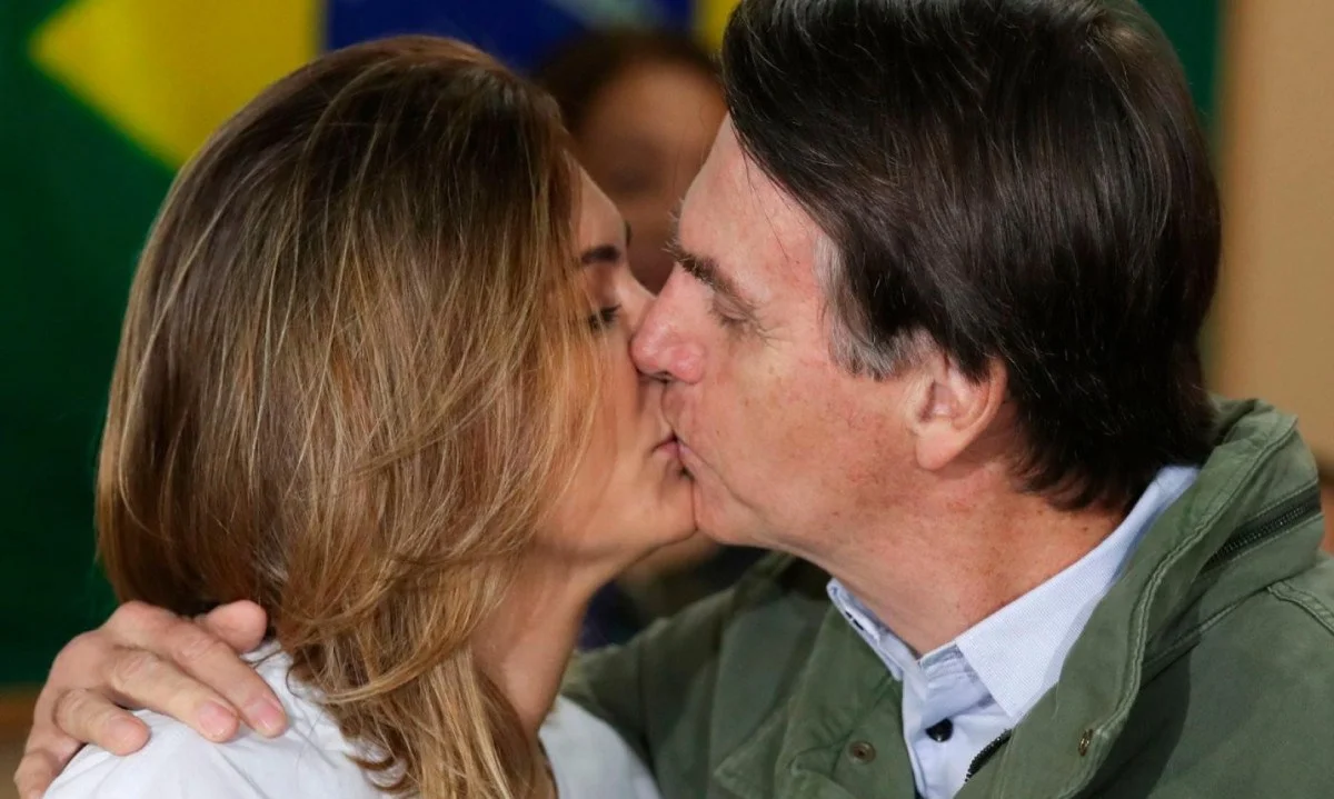 Líder do PL na Câmara diz que Michelle ensinou Bolsonaro a beijar