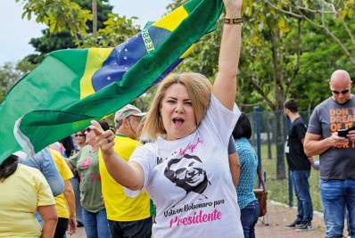 Justiça Eleitoral bloqueia R$ 227 mil de ex-mulher de Bolsonaro