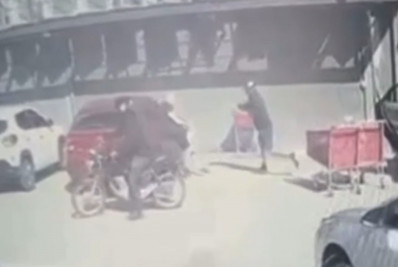 Homem reage a assalto e é baleado em estacionamento de mercado