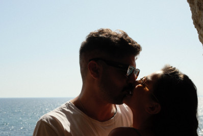Caio Castro troca beijos com Vitória Bohn em viagem