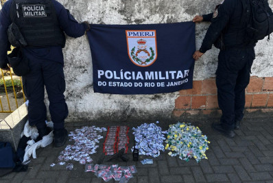 Quatro são detidos com arma e drogas em São Gonçalo