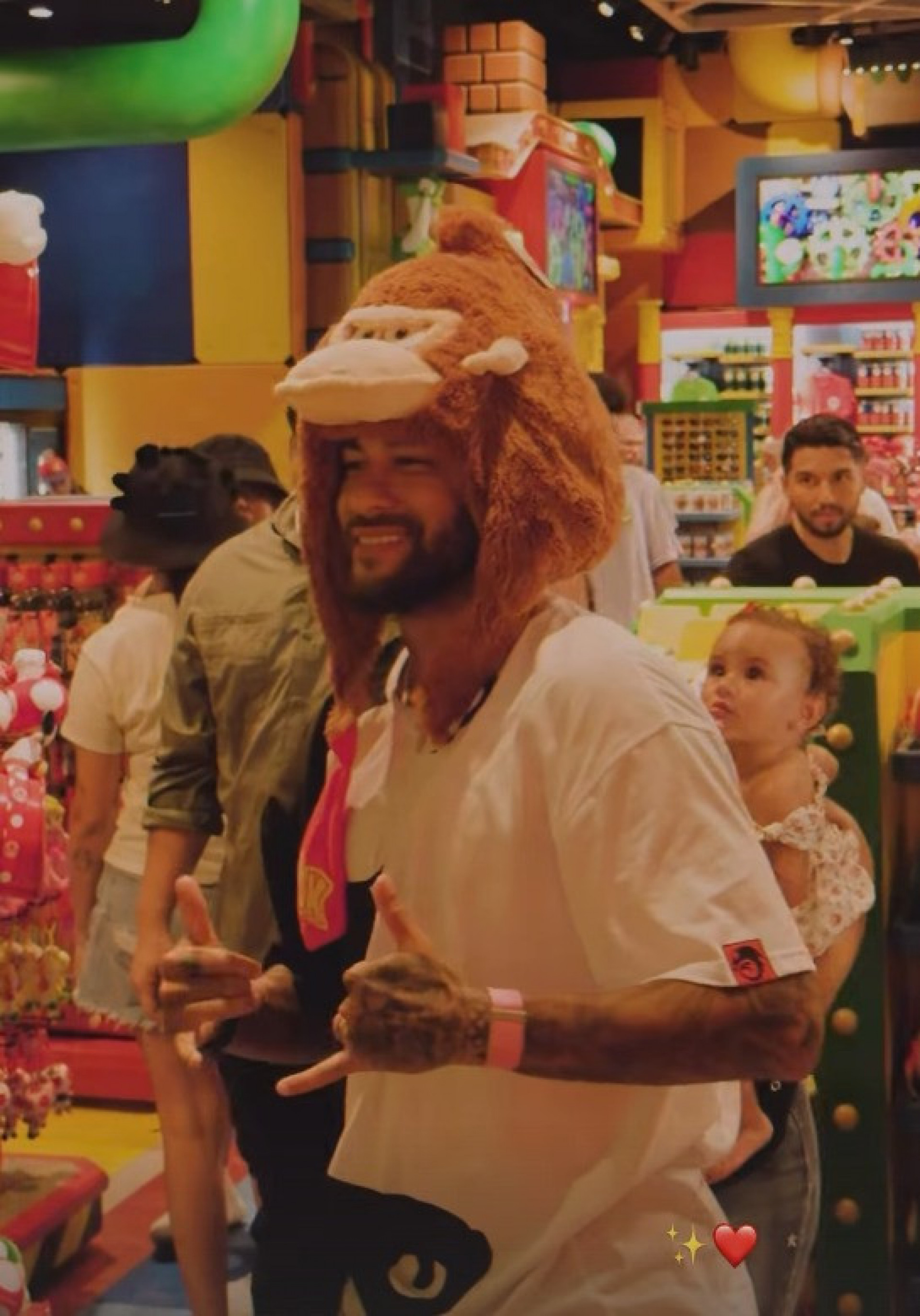 Neymar foi ao parque Epic Universe acompanhado de Bruna Biancardi, das filhas Mavie, Mel, e do filho Davi Lucca - Reprodução / Instagram