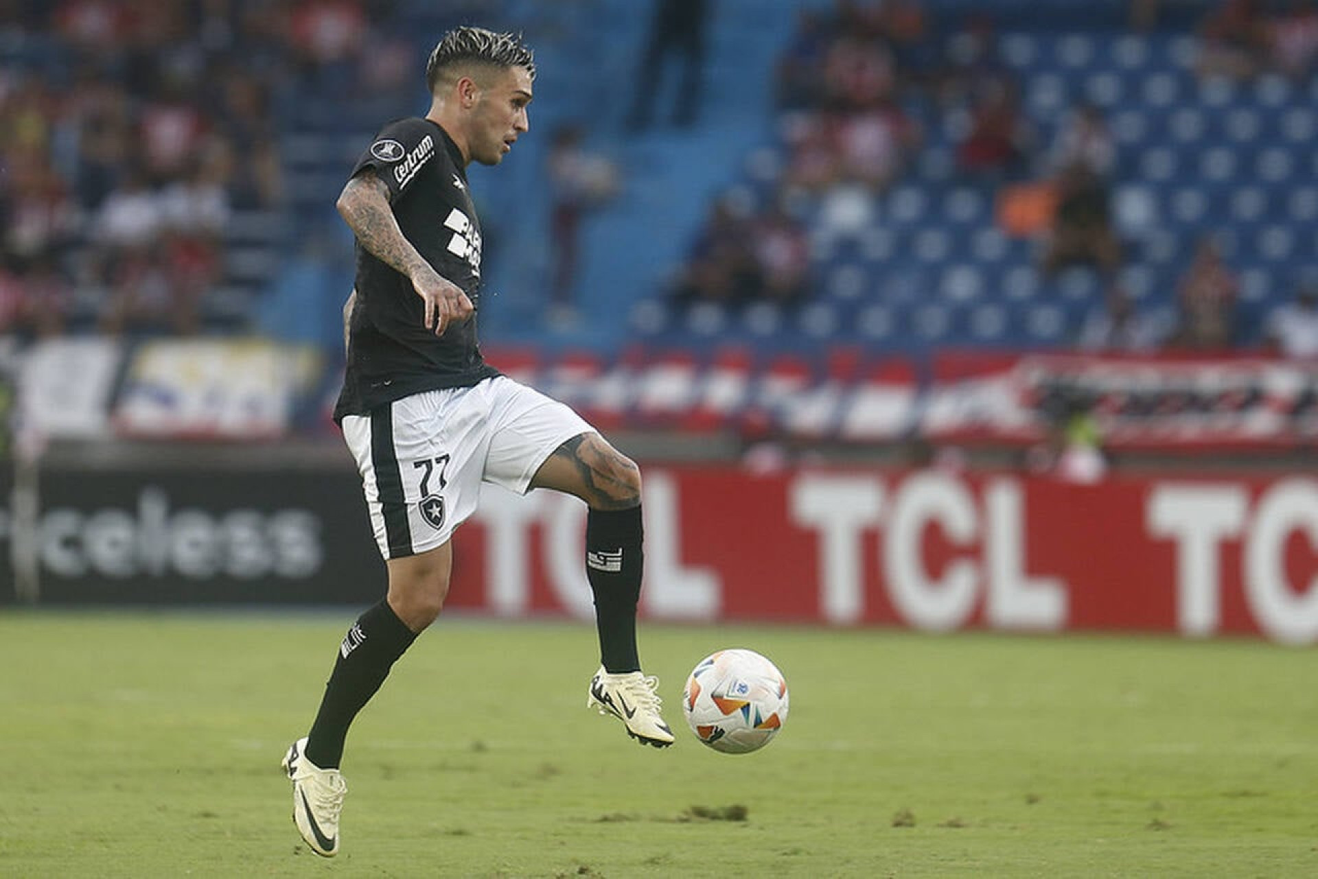 Sport fecha com Diego Hern&aacute;ndez, ex-Botafogo, at&eacute; o fim de 2027