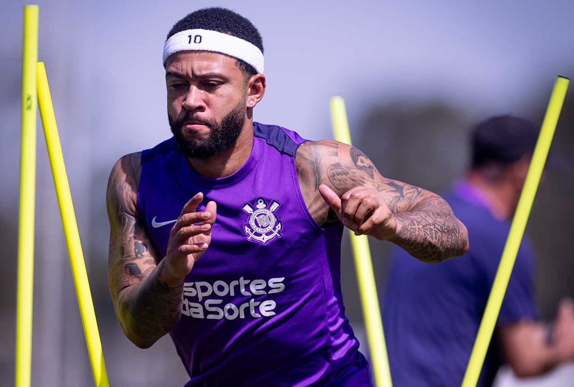 “Devastado” ap&oacute;s elimina&ccedil;&atilde;o da Holanda, Memphis Depay vive impasse no Corinthians