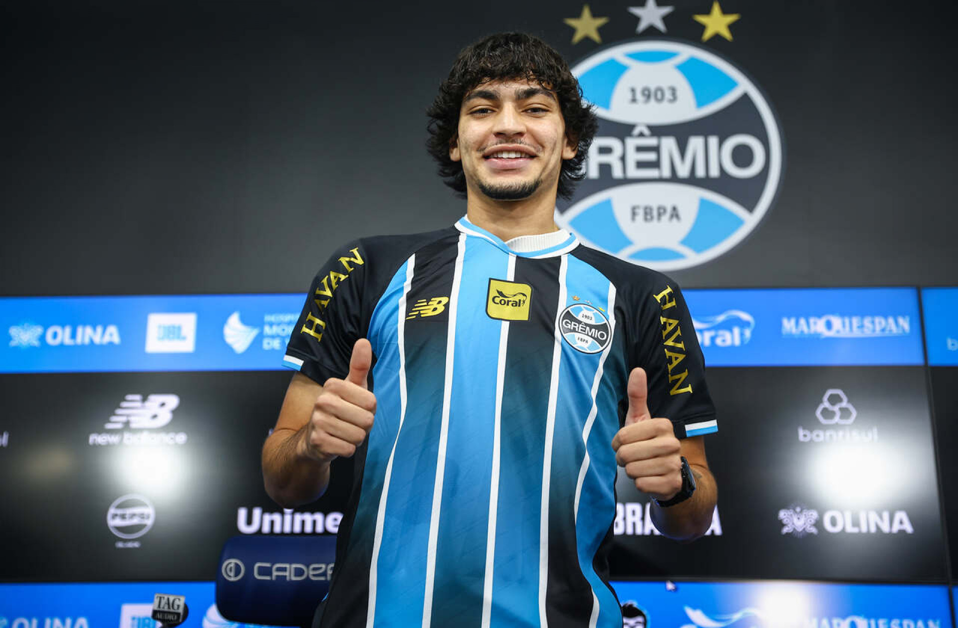 Matheus Nascimento cita peso de Lu&iacute;s Castro em acerto com Gr&ecirc;mio