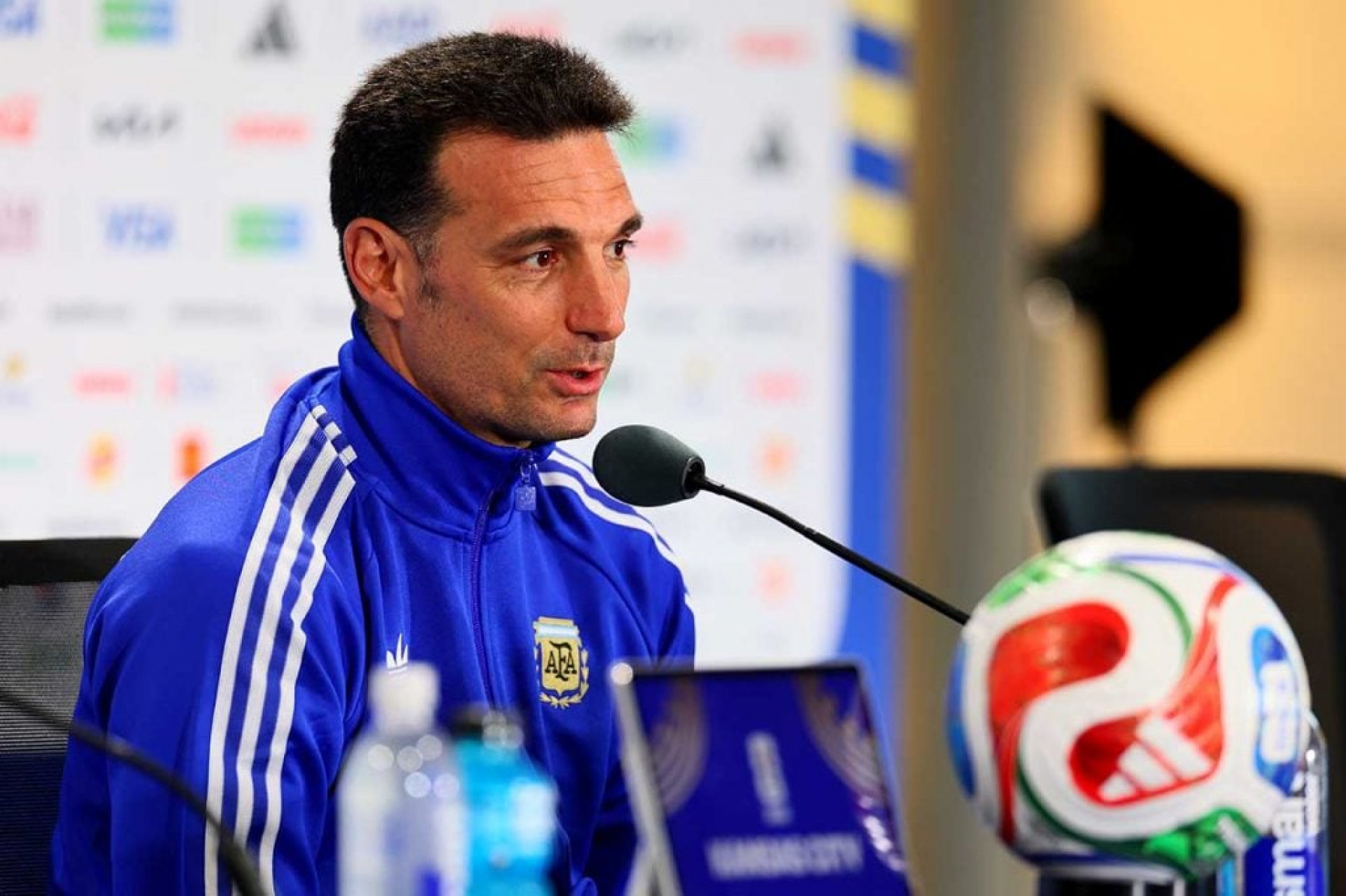 Scaloni recha&ccedil;a poss&iacute;vel favorecimento &agrave; Argentina na Copa: “Muita gente n&atilde;o quer que ganhemos”