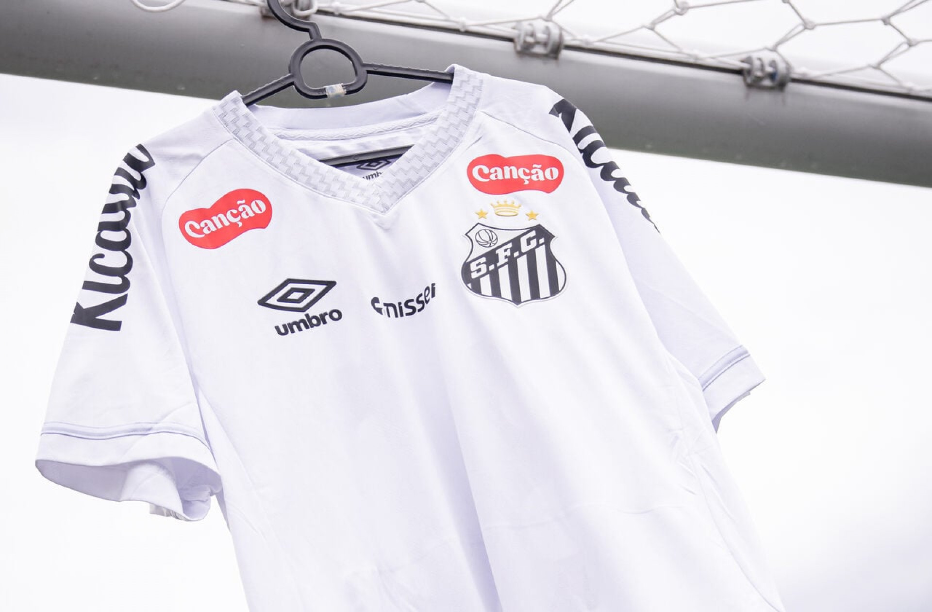 Santos abre negocia&ccedil;&otilde;es para renovar contrato com a Umbro