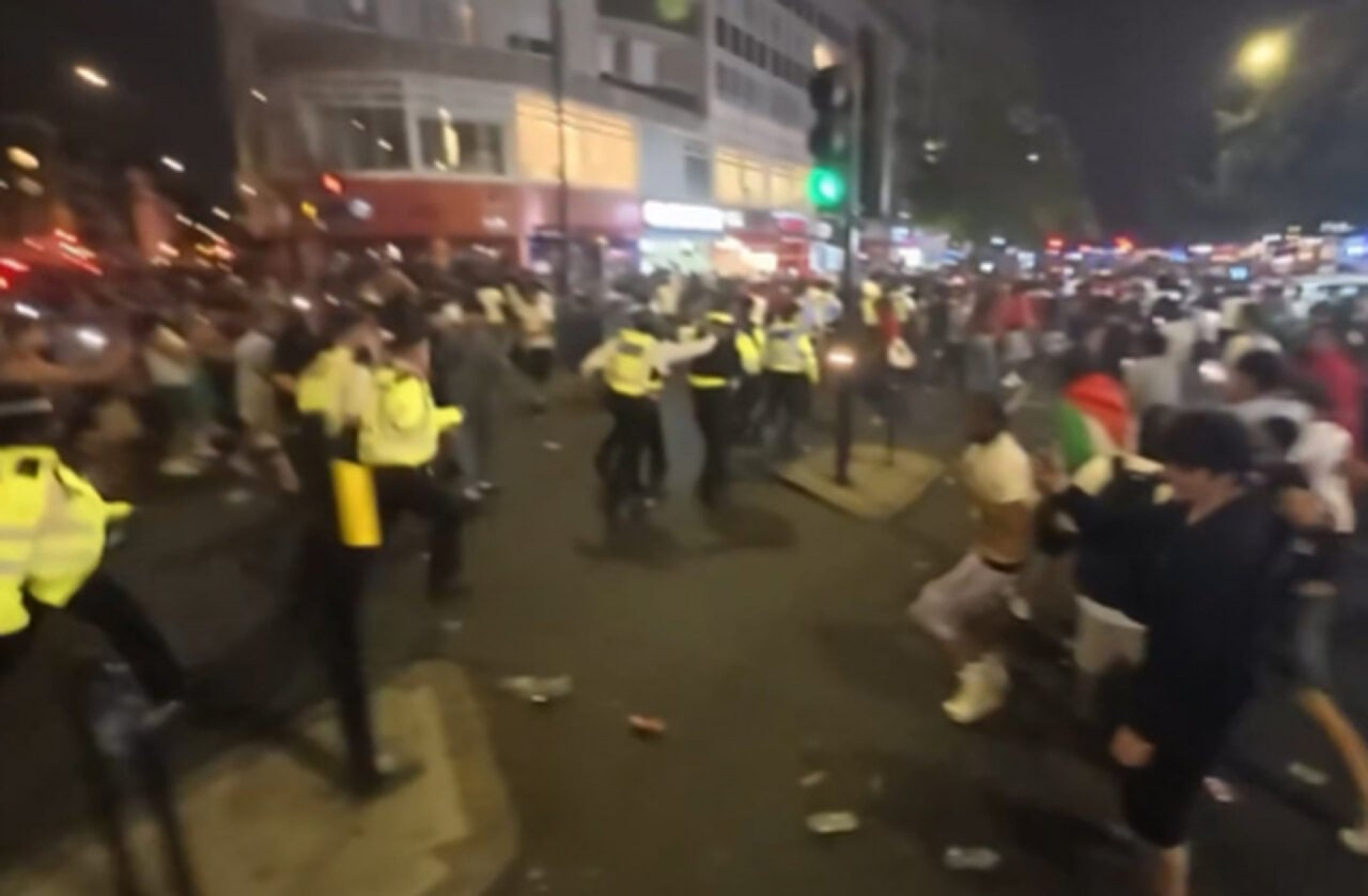 V&iacute;deo: onda de dist&uacute;rbios deixa um morto e dezenas de presos ap&oacute;s vit&oacute;ria da Fran&ccedil;a