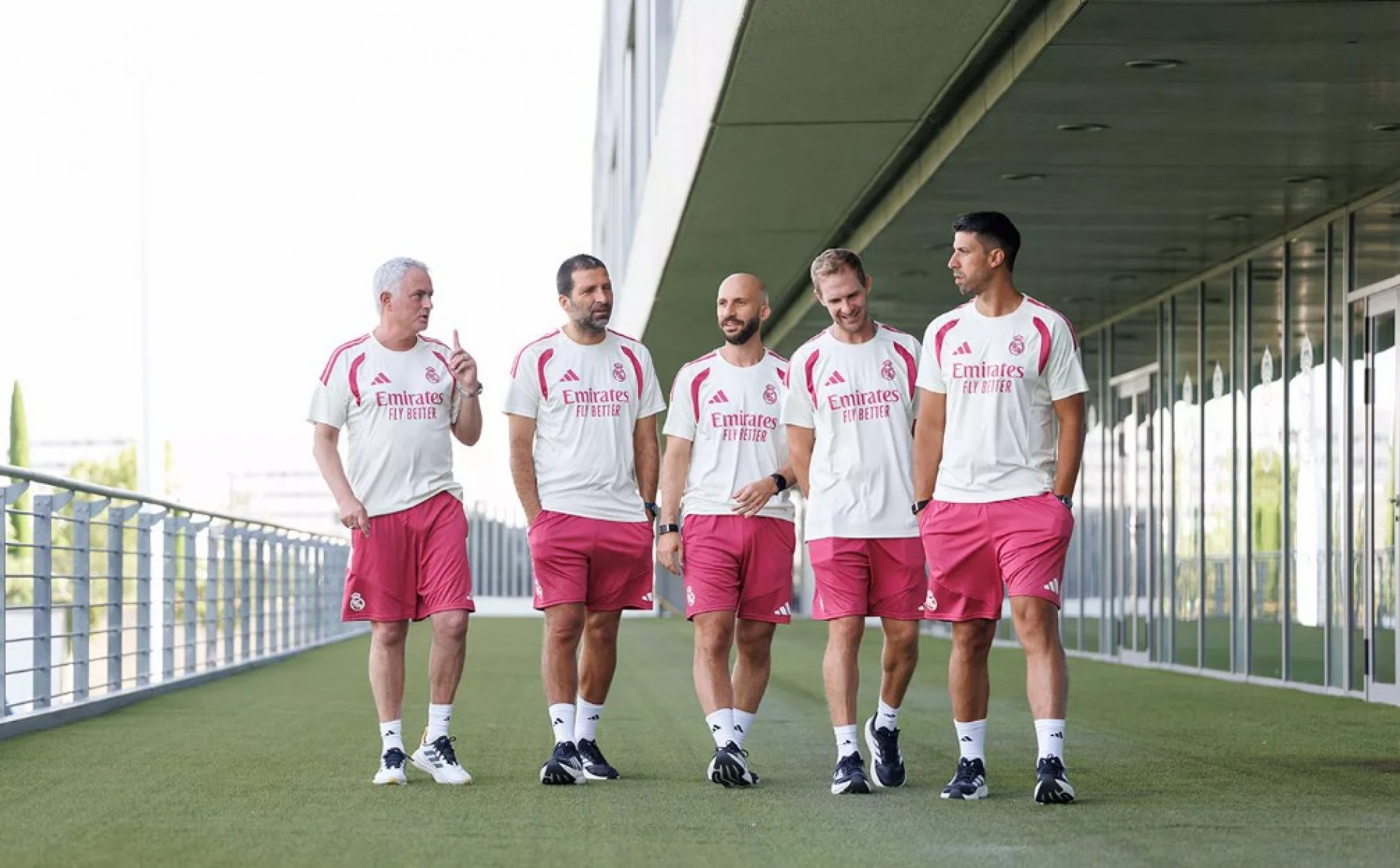Mourinho, à esquerda, e sua comissão técnica - Divulgação / Real Madrid 