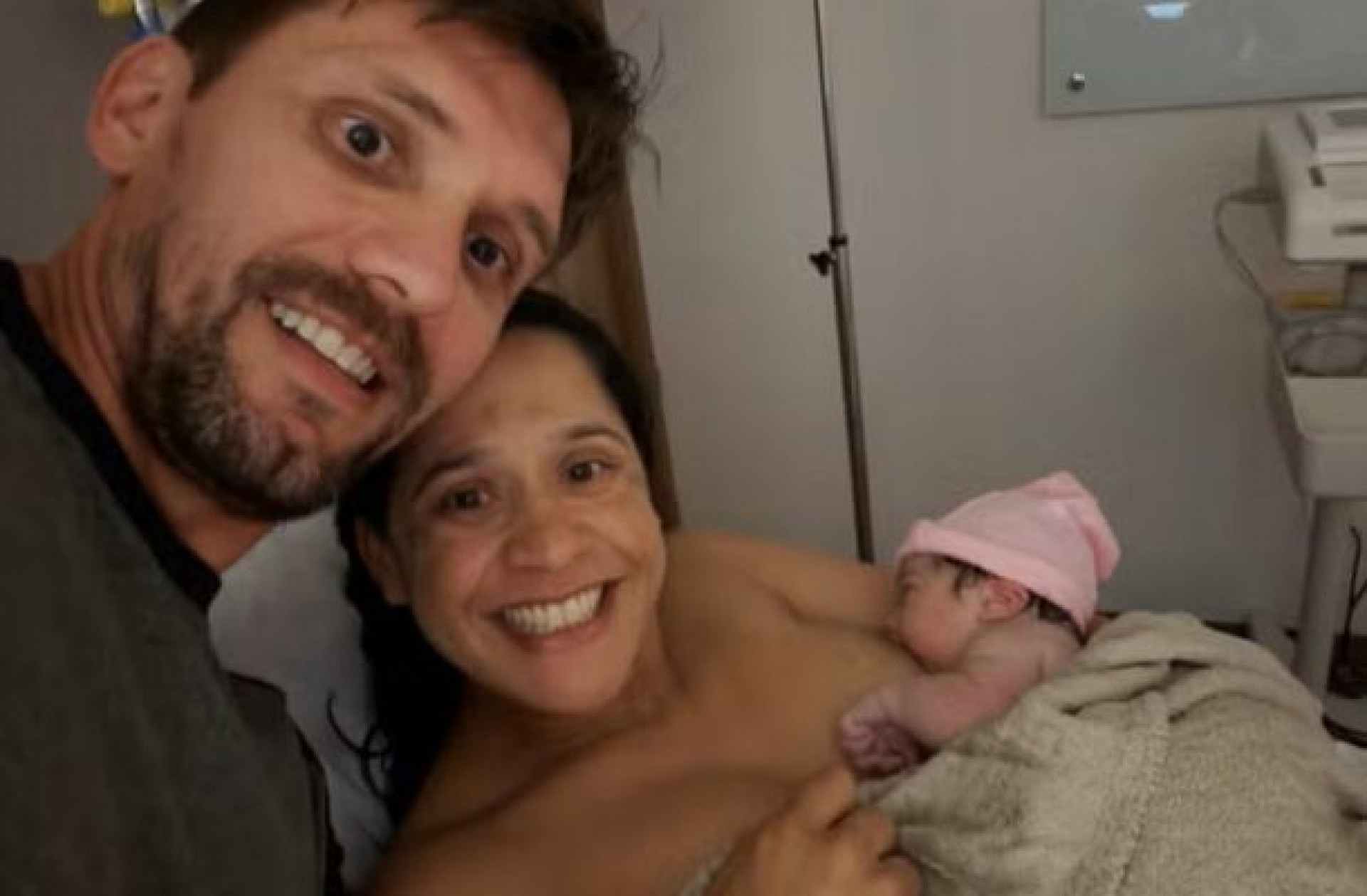 Ex-Athletico, Paulo Andr&eacute; vive momento inesperado e ajuda no parto da filha no carro