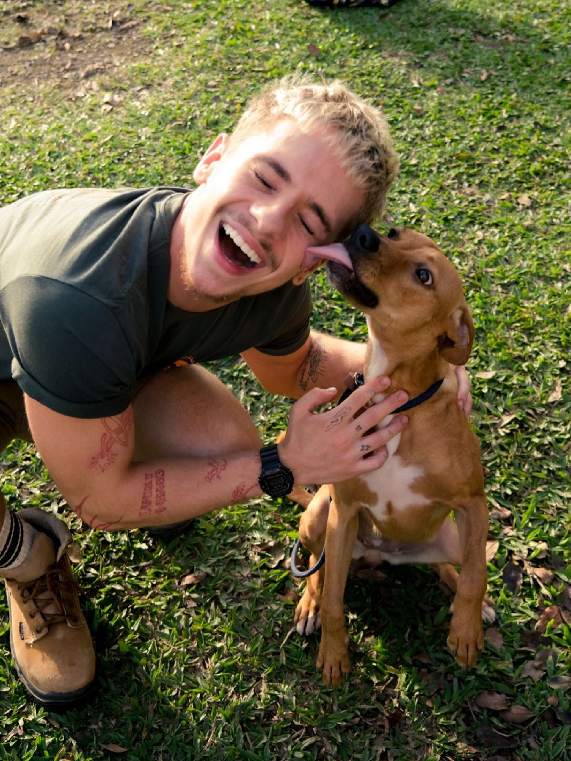 Juliano Floss contracena com um cachorro caramelo no filme  - Reprodução/Instagram 