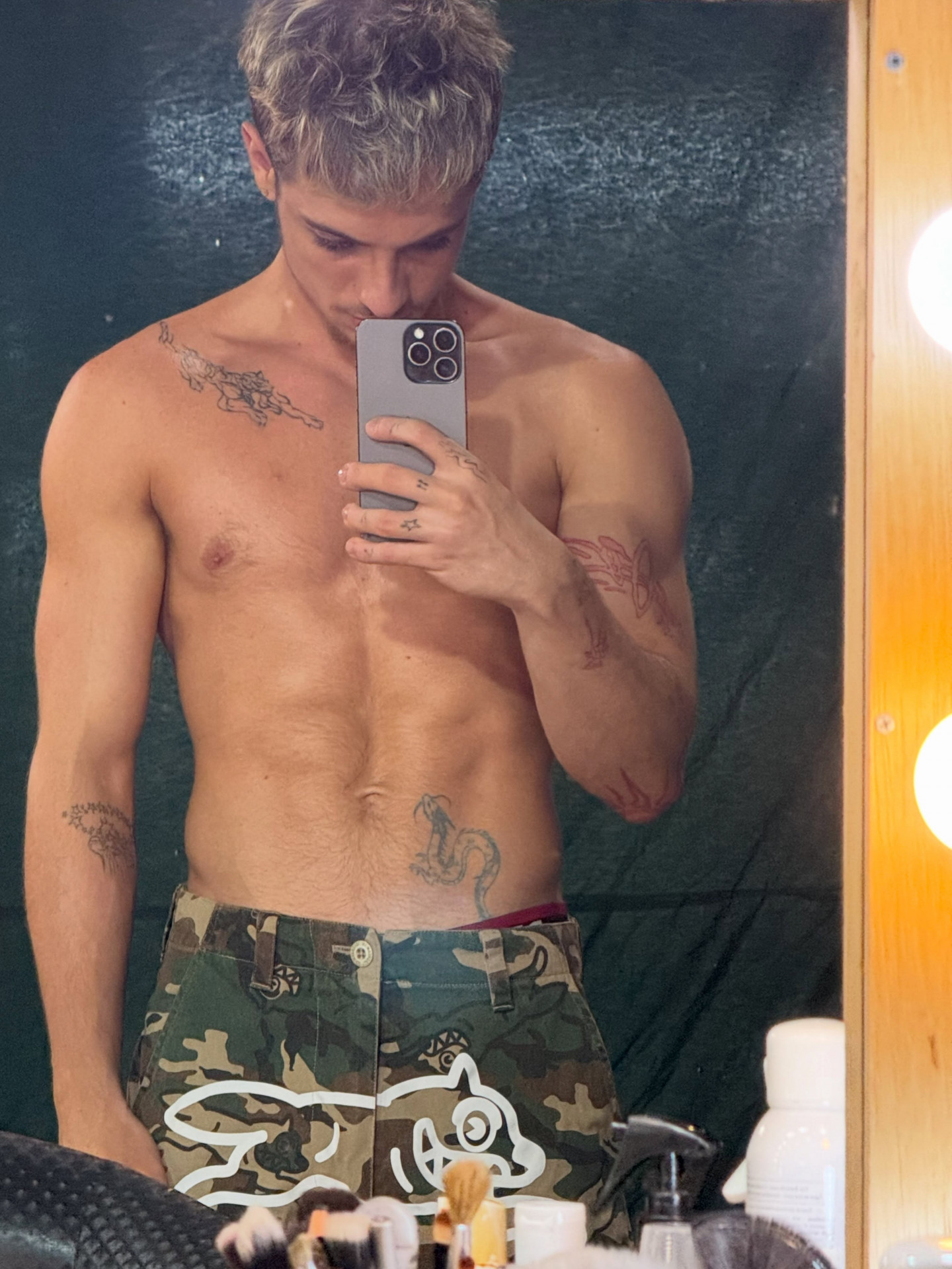 Juliano Floss surgiu sem camisa no set de filmagem - Reprodução/Instagram 