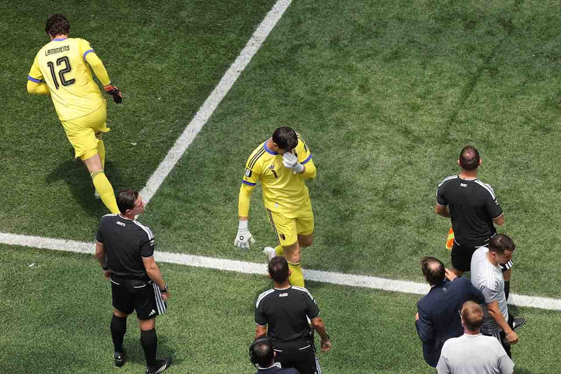 Substitu&iacute;do por les&atilde;o, Courtois se lamenta ap&oacute;s elimina&ccedil;&atilde;o: “Poderia ter continuado”