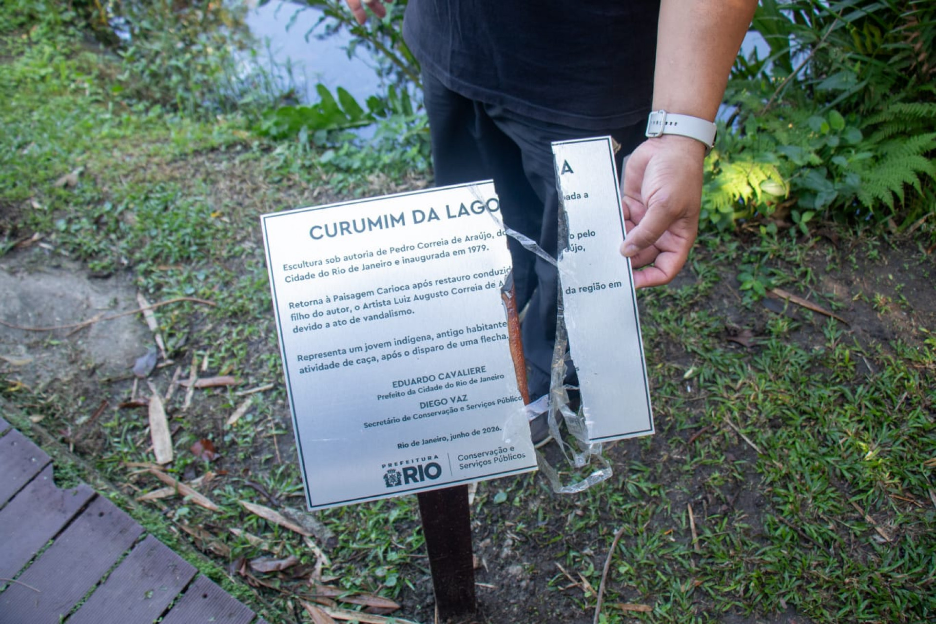 Placa informativa também foi quebrada - Érica Martin / Agência O DIA