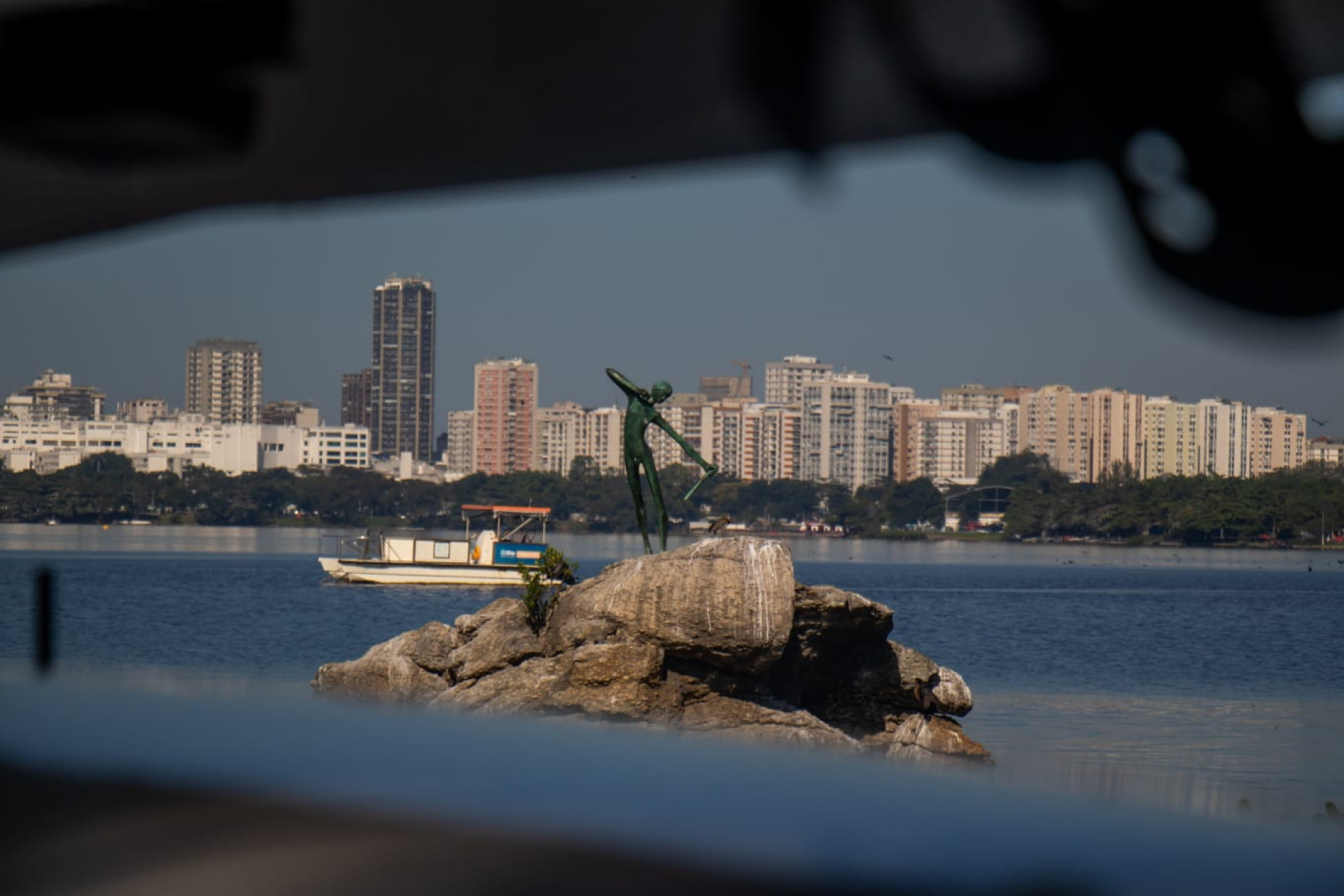 Estátua do Curumim da Lagoa Rodrigo de Freitas foi alvo de novos furtos após extensa reforma - Érica Martin / Agência O DIA