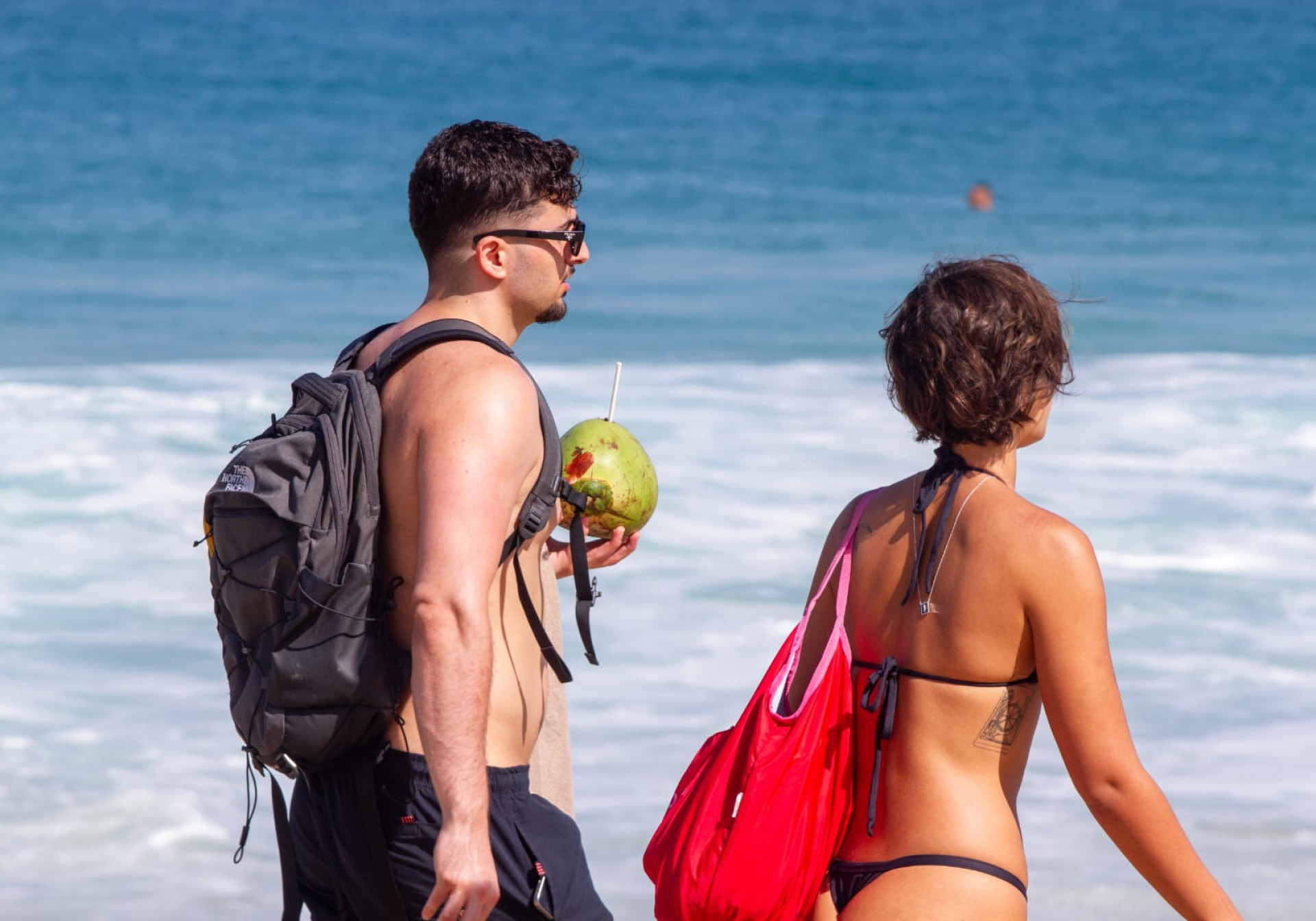 Cariocas foram à Praia do Arpoador para aproveitar a sexta-feira ensolarada - Érica Martin / Agência O Dia