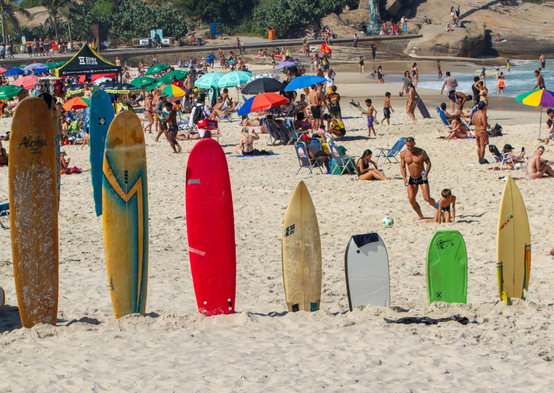 Cariocas foram à Praia do Arpoador para aproveitar a sexta-feira ensolarada - Érica Martin / Agência O Dia