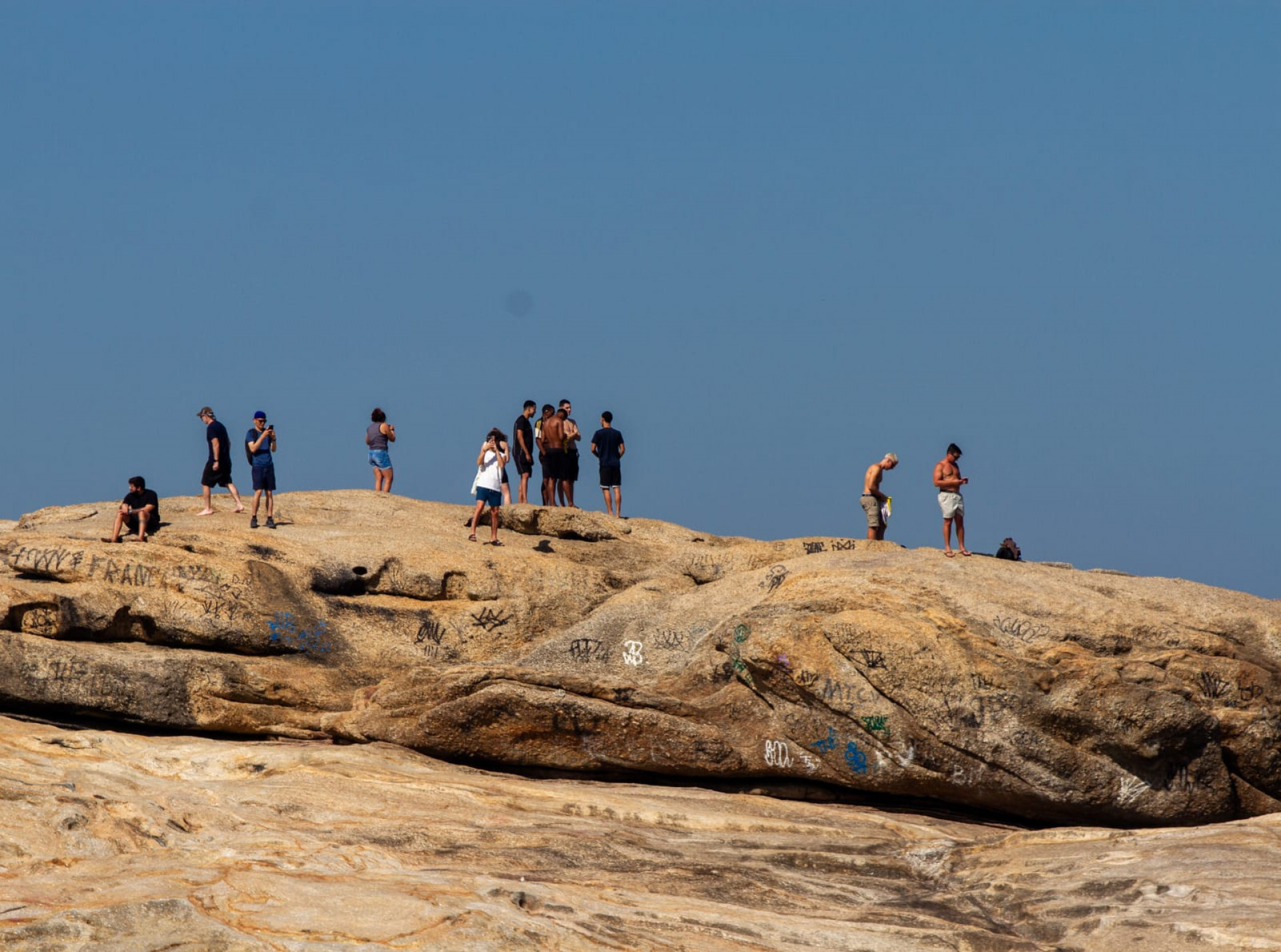 Com sexta-feira ensolarada, Pedra do Arpoador ficou cheia - Érica Martin / Agência O Dia