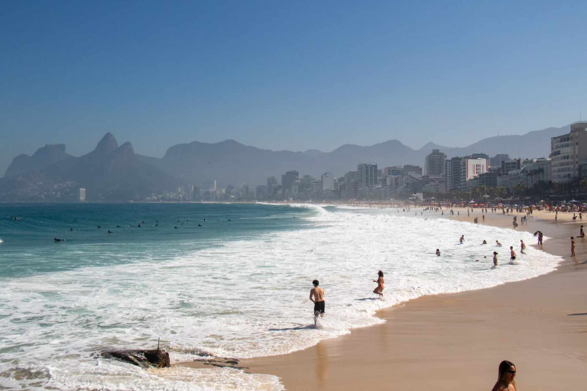 Cariocas aproveitaram o mar na Praia do Arpoador - Érica Martin / Agência O Dia