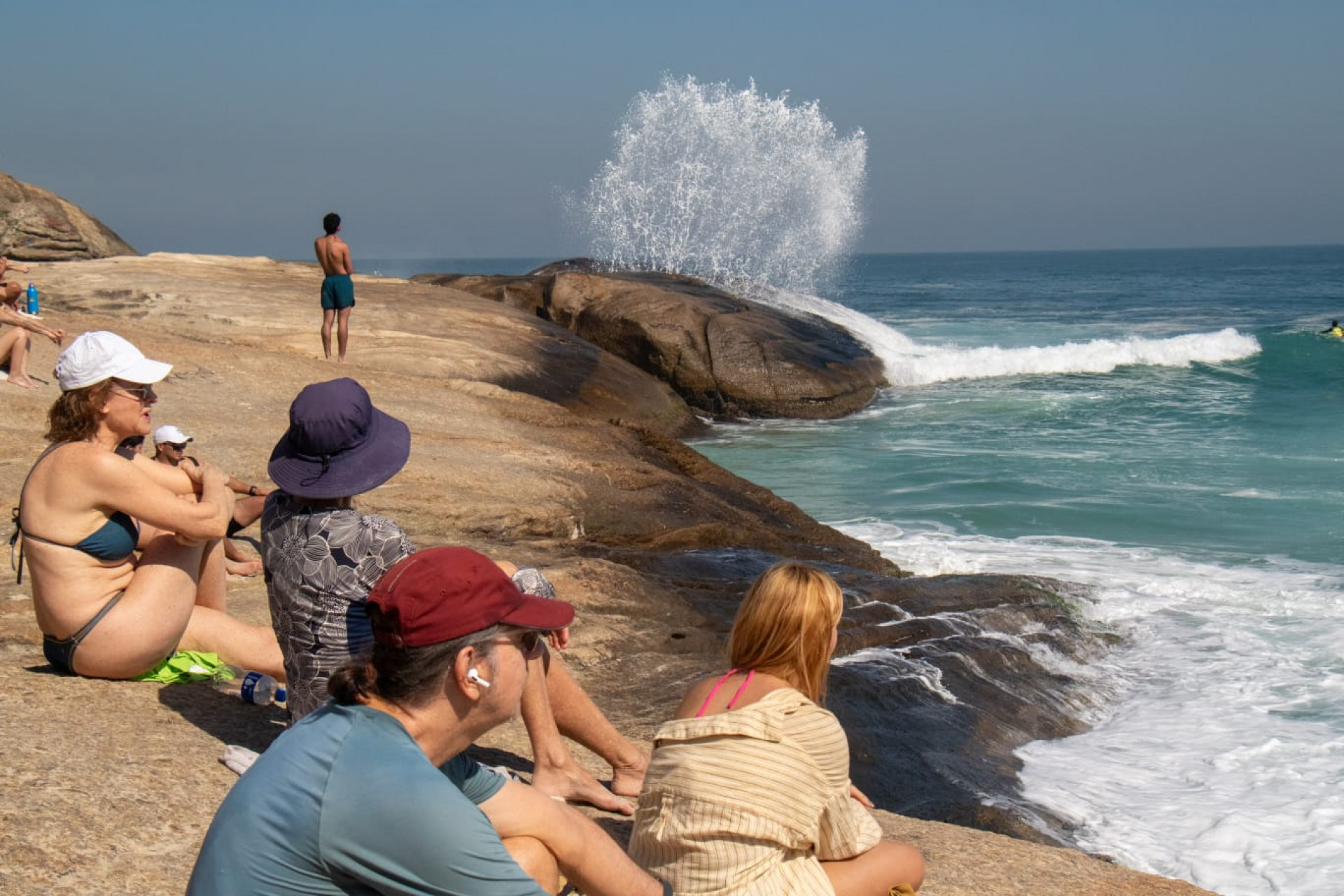 Praia do Arpoador ficou cheia nesta sexta-feira - Érica Martin / Agência O Dia