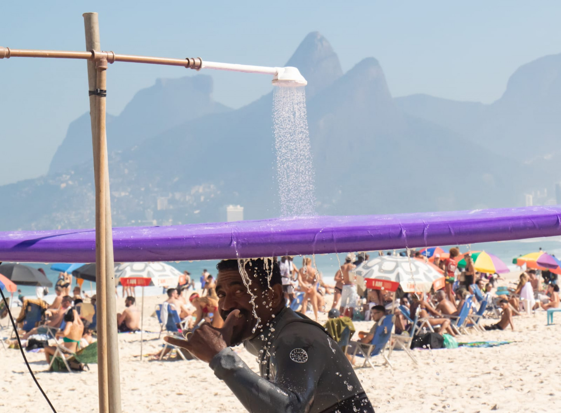 Tempo firme levou os cariocas à Praia do Arpoador, nesta sexta-feira - Érica Martin / Agência O Dia