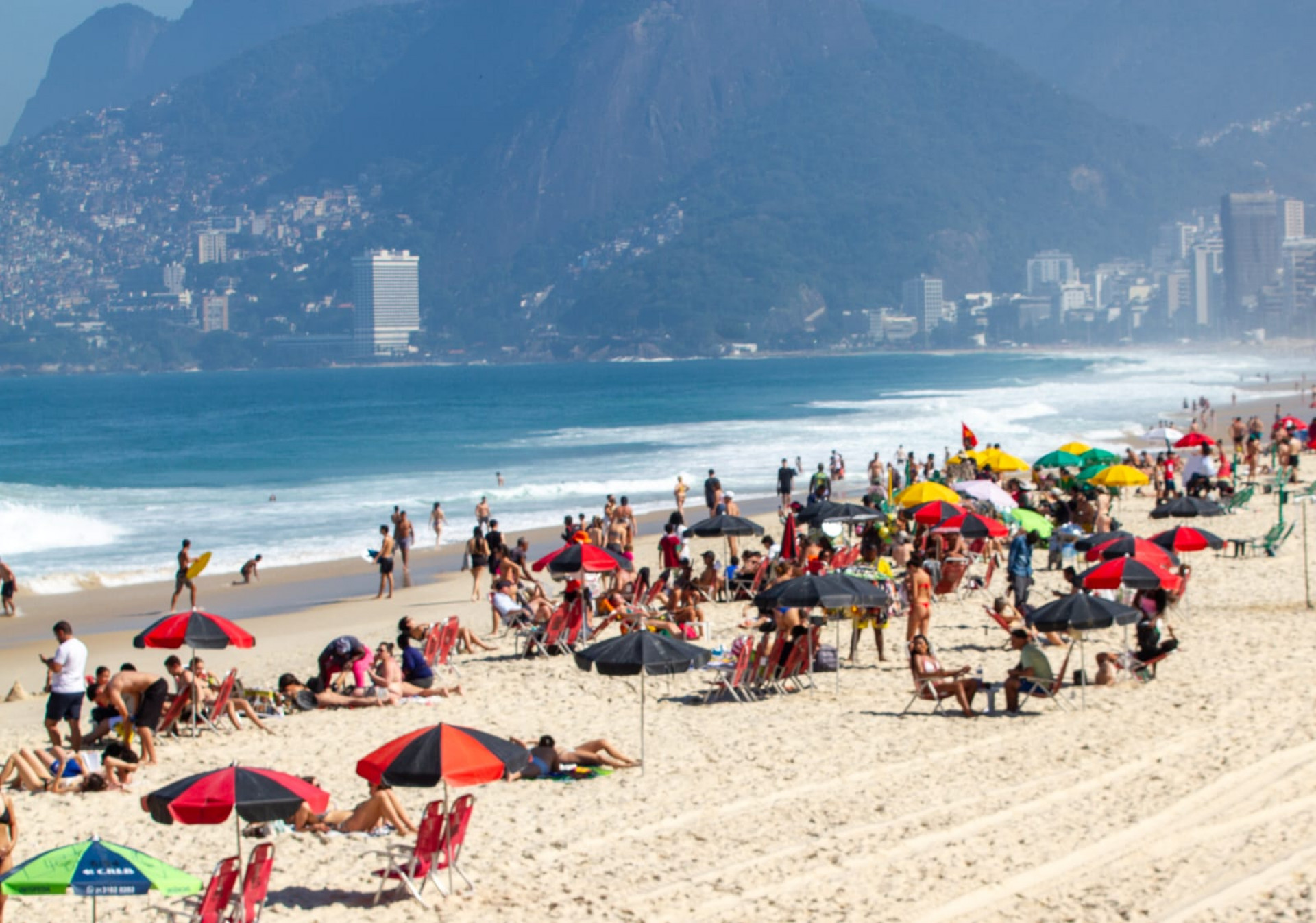 Tempo firme levou os cariocas à Praia do Arpoador, nesta sexta-feira - Érica Martin / Agência O Dia
