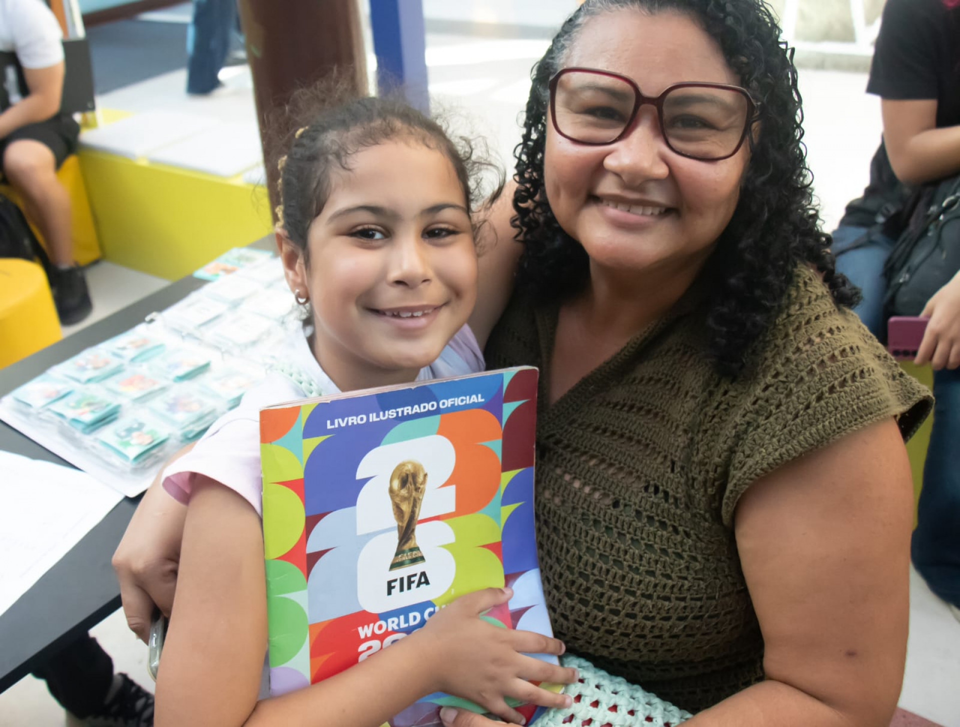 Lucília Rodrigues troca figurinhas para o álbum da filha - Érica Martin / Agência O DIA
