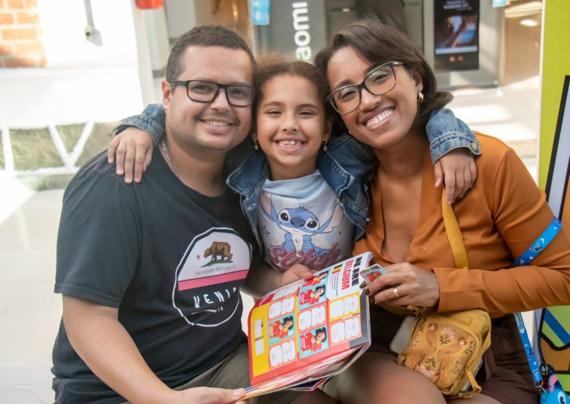Robson e Lívia Costa trocam figurinhas para o álbum da filha - Érica Martin / Agência O DIA