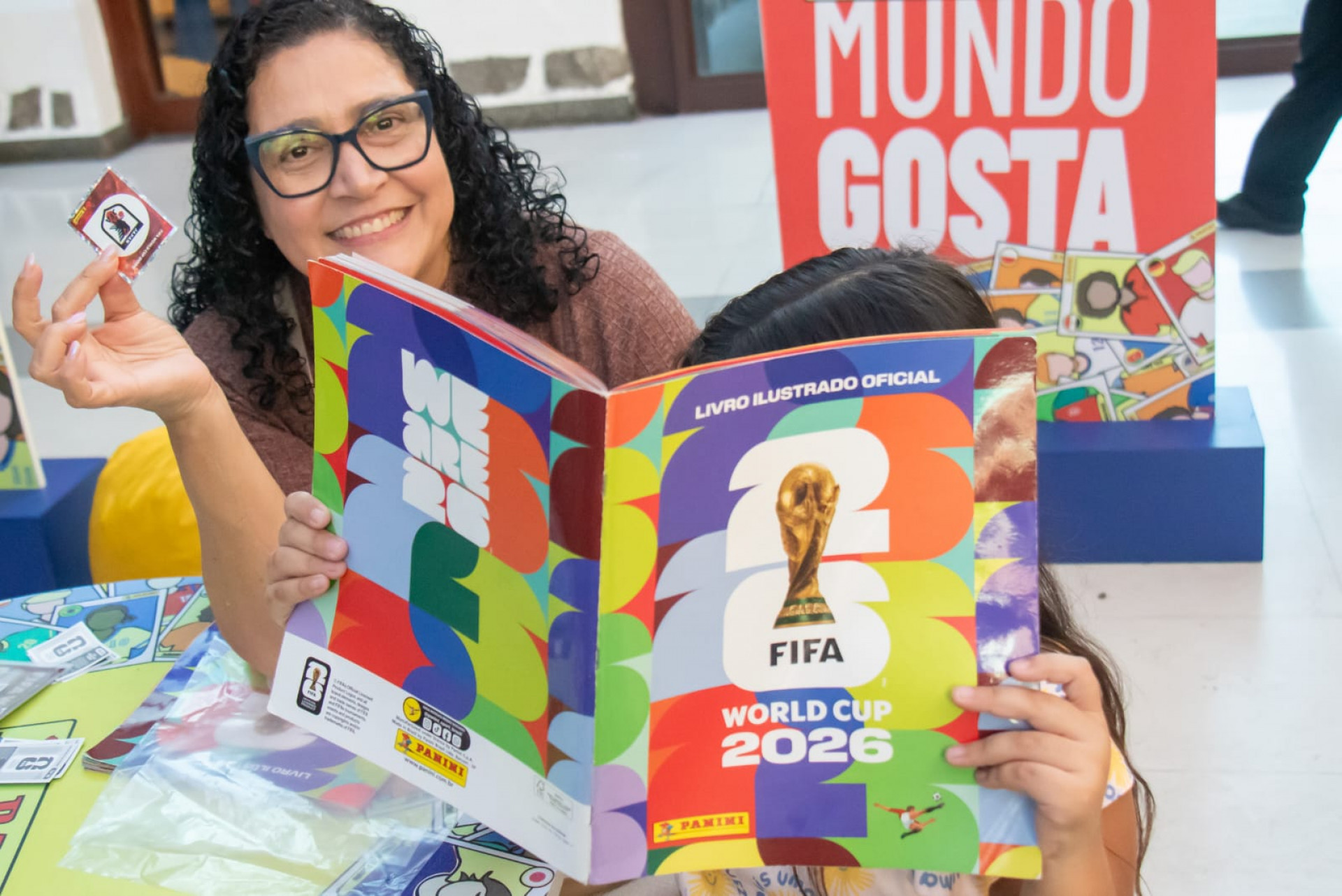 Juliana Patrícia troca figurinhas para os álbuns do filho e da neta - Érica Martin / Agência O DIA