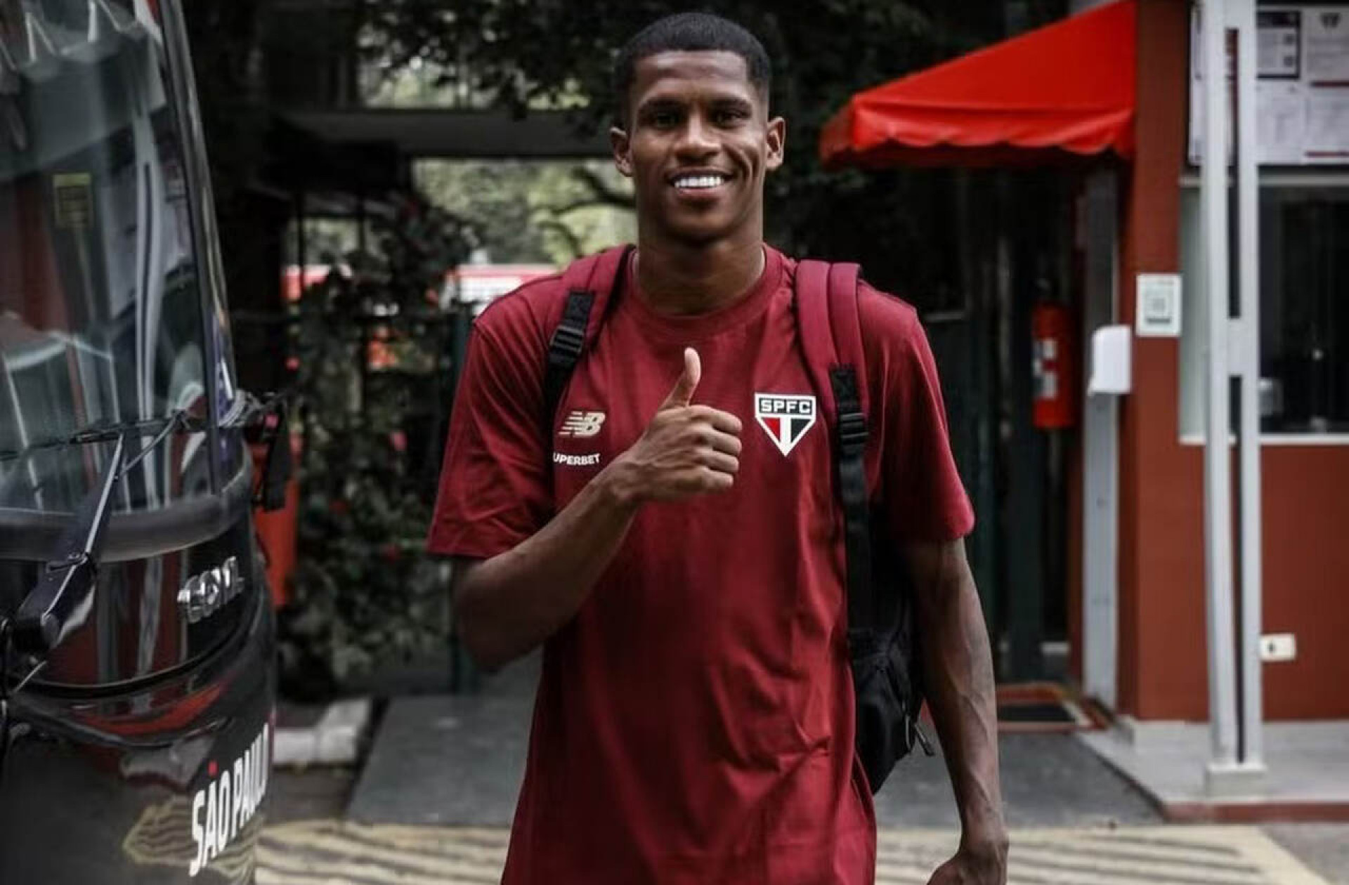 S&atilde;o Paulo deve apostar na base enquanto busca zagueiro no mercado