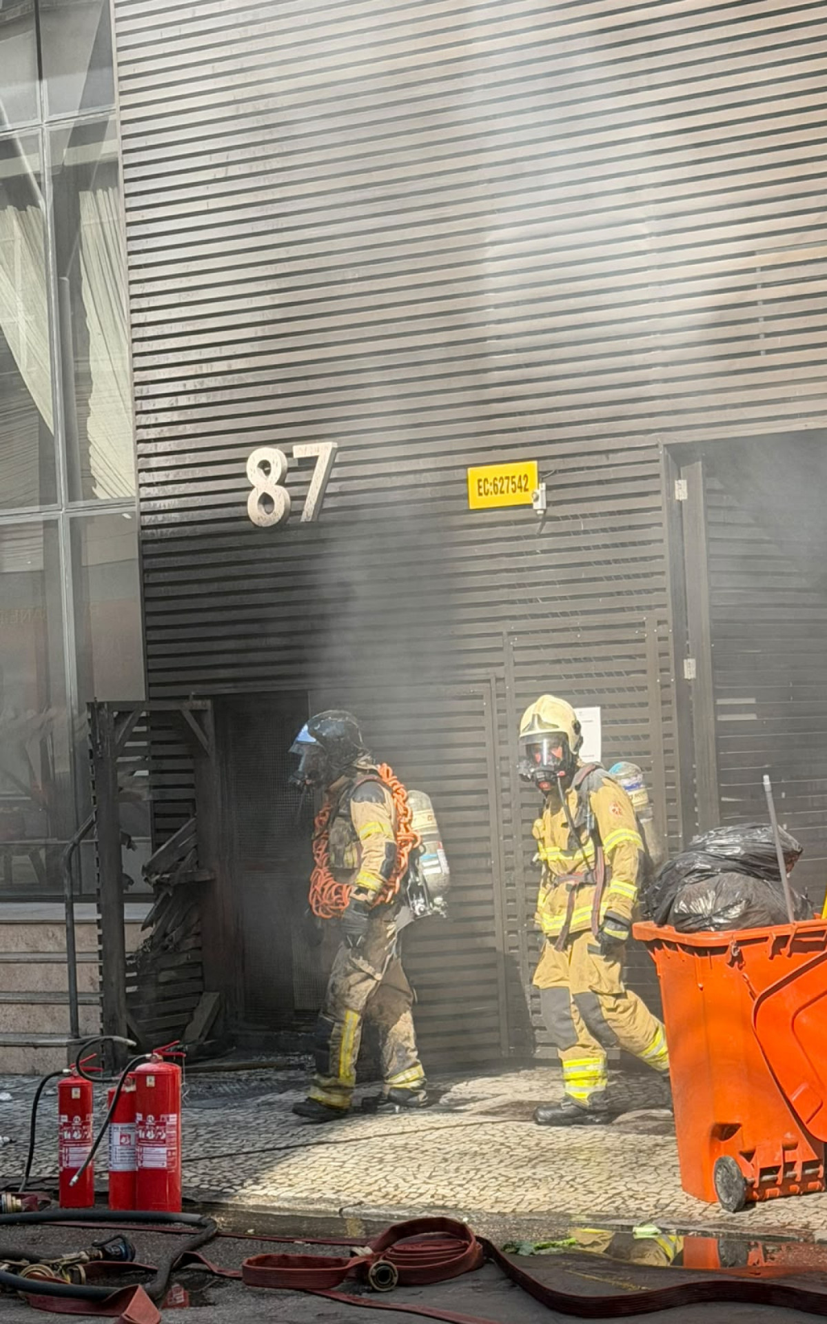 Bombeiros combatendo incêndio em hotel no Centro do Rio - Andrei Lara