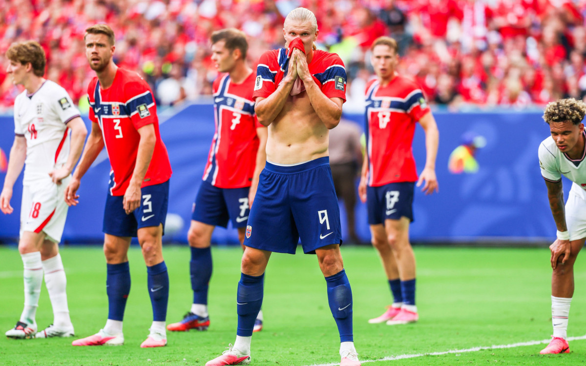 Haaland tinha o pai (no detalhe) na torcida durante a Copa