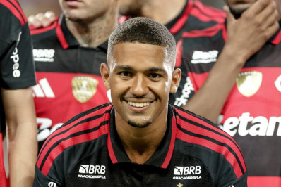 Samuel Lino nega que Prestianni virou alvo de jogadores do Flamengo