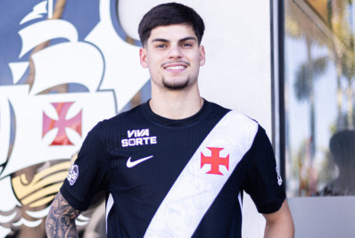 Vasco oficializa a contratação do lateral-esquerdo Paulinho