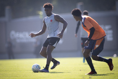 Thiago Mendes participa de jogo-treino, e novo treinador é apresentado