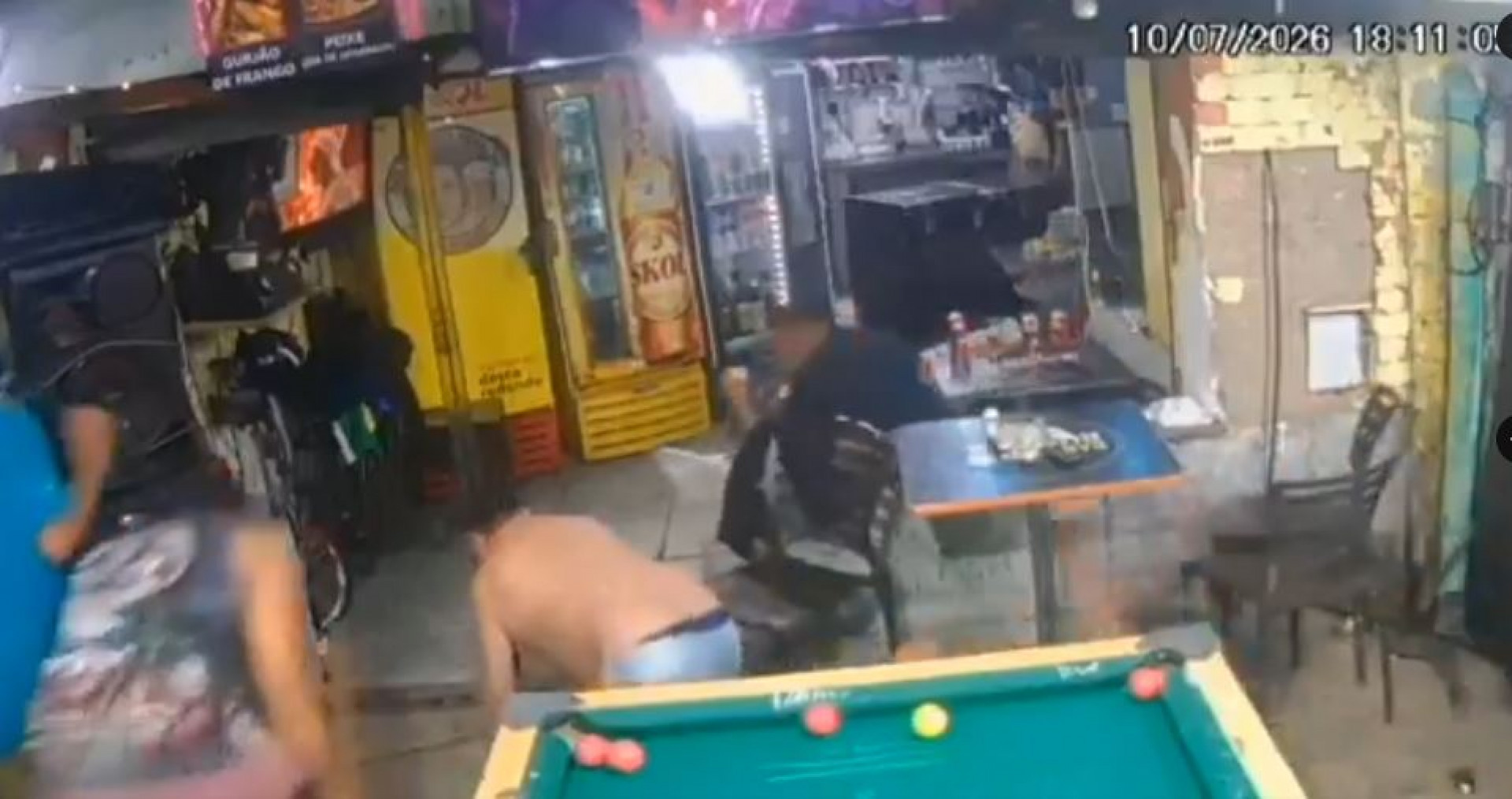 V&iacute;deo mostra clientes do bar tentando se proteger em meio ao ataque 
